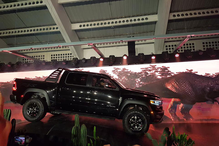 Đối thủ của Ram 1500 TRX tại Việt Nam không có mẫu xe nào nếu so về sức mạnh cũng như giá bán cao ngất ngưỡng. Chính sách bảo hành chính hãng do xe Ram 1500 TRX sẽ là 3 năm hoặc 100.000 km, tùy điều kiện nào đến trước.