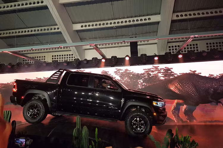 Đối thủ của Ram 1500 TRX tại Việt Nam không có mẫu xe nào nếu so về sức mạnh cũng như giá bán cao ngất ngưỡng. Chính sách bảo hành chính hãng do xe Ram 1500 TRX sẽ là 3 năm hoặc 100.000 km, tùy điều kiện nào đến trước.