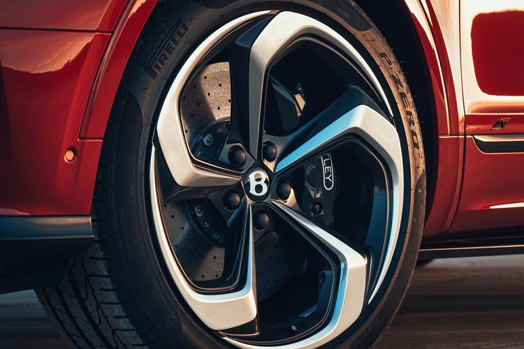 Sức mạnh động cơ cho phép mẫu xe SUV Bentley Bentayga S 2022 tăng tốc từ 0-96 km/h trong thời gian chỉ 4,4 giây và đạt vận tốc tối đa 290 km/h. Theo hãng Bentley, mẫu SUV siêu sang này có thể chạy được 654 km sau khi đổ đầy xăng. 