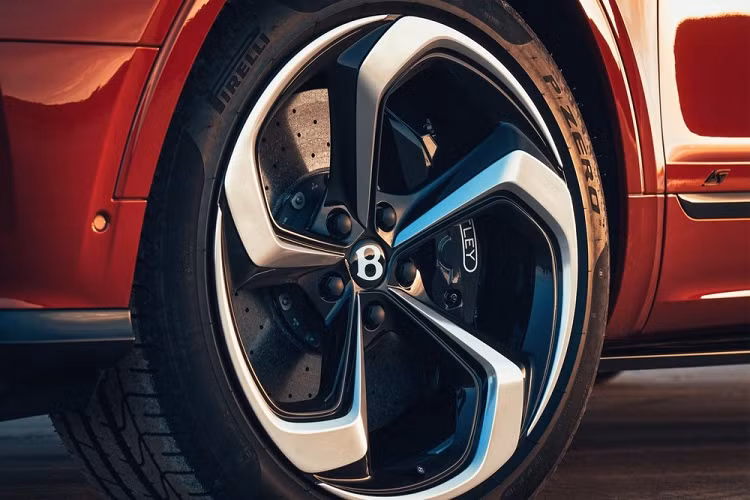 Sức mạnh động cơ cho phép mẫu xe SUV Bentley Bentayga S 2022 tăng tốc từ 0-96 km/h trong thời gian chỉ 4,4 giây và đạt vận tốc tối đa 290 km/h. Theo hãng Bentley, mẫu SUV siêu sang này có thể chạy được 654 km sau khi đổ đầy xăng. 