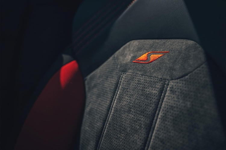 Tương tự ngoại thất, nội thất của Bentley Bentayga S 2022 cũng được áp dụng phong cách thiết kế thể thao với ghế khâu hình chữ nhật và logo "S" thêu trên tựa đầu ghế.