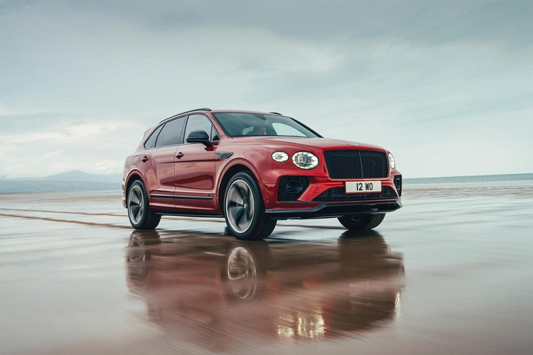  Bentley Bentayga S 2022 mới đã lần đầu tiên trình làng ở thị trường nước ngoài vào hồi tháng 5 năm ngoái. Đến nay, Bentley đã bắt đầu nhận đặt cọc của khách hàng Việt Nam muốn mua mẫu SUV siêu sang này. Giá xe Bentley Bentayga S 2022 tại Việt Nam cũng đồng thời được hé lộ, khởi điểm từ 17 tỷ đồng. Tất nhiên, giá bán này sẽ thay đổi tùy theo những trang bị mà khách hàng chọn lựa.