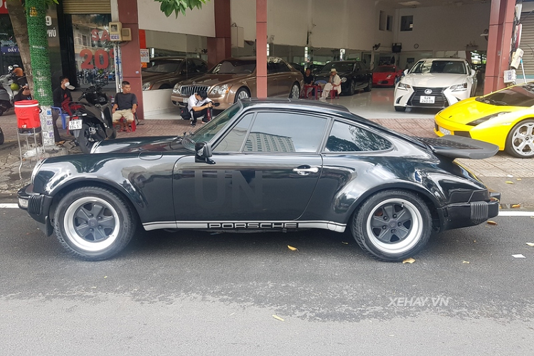 Porsche 930 Carrera sử dụng động cơ 6 xi-lanh thẳng hàng. Tùy thuộc vào năm sản xuất, dung tích động cơ của xe dao động từ 2.7L đến 3.2L, sản sinh công suất tối đa khoảng 150 - 231 mã lực.