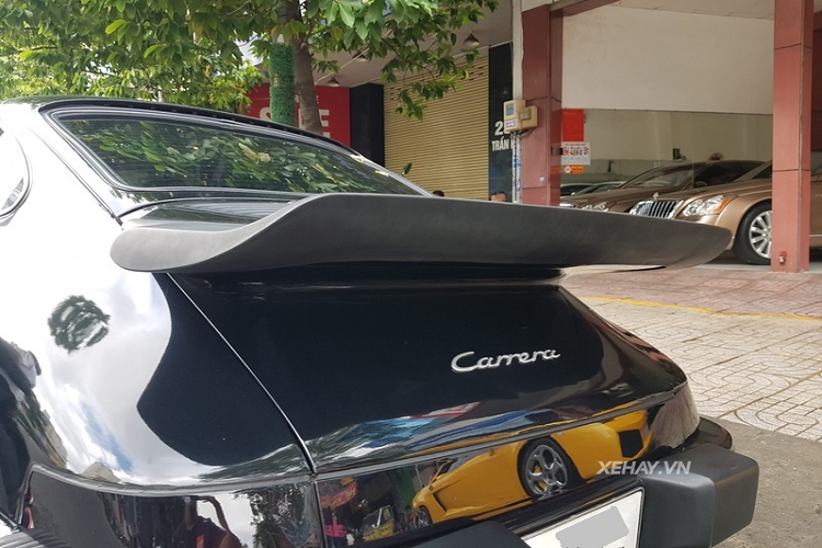 Bộ mâm 5 chấu to bản, được phối hai tông màu đen - bạc cũng là trang bị đặc trưng trên dòng Porsche 930. Điểm nhấn trên chiếc 930 Carrera này nằm ở hộp số sàn 5 cấp. Đây vốn là trang bị đang dần bị khai tử trên những mẫu xe phổ thông, nhưng vẫn được nhiều thương hiệu xe thể thao cung cấp nếu khách hàng có nhu cầu