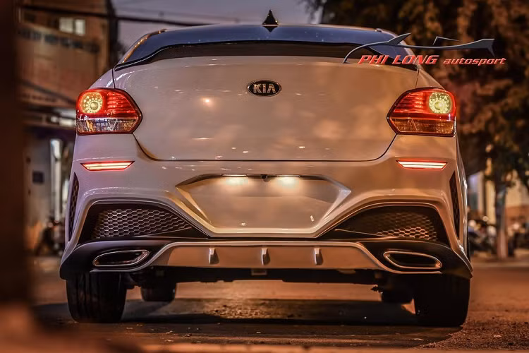 Kia Soluto vốn là mẫu xe sedan hạng B và được nhận xét có ngoại hình hiền lành hơn so với các đối thủ nhưng qua bàn tay của thợ Việt, chiếc xe này trở nên lạ mắt với body kit thể thao ấn tượng, la-zăng độ, đèn pha hoàn toàn mới và nội thất lột xác với ghế ngồi màu trắng-xanh dương, vô lăng carbon và quan trọng là trần xe đầy sao.