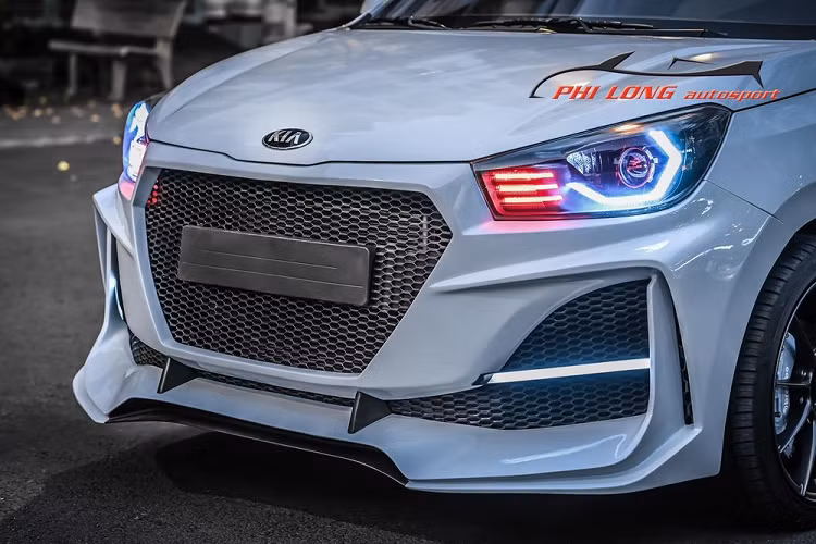 Đầu tiên chính là việc rũ bỏ ngoại hình nhàm chán và hiền lành của xe Kia Soluto bằng bộ body kit hầm hố bao gồm toàn bộ mặt ca lăng thiết kế mới với kiểu dáng góc cạnh, lục giác và được trang trí bằng lưới tản nhiệt dạng tổ ong cỡ lớn.