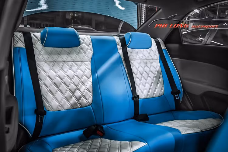 Đuôi xe chỉ được nâng cấp ở cản va sau, ống xả, cánh gió đuôi mới, các chi tiết còn lại được giữ nguyên bao gồm đèn hậu xe. Tiến vào bên trong khoang lái, chủ nhân chiếc xe sedan Kia Soluto này đã mạnh tay chi tiền để bọc lại da cho khoang lái sang 2 màu là trắng và xanh dương nhạt.