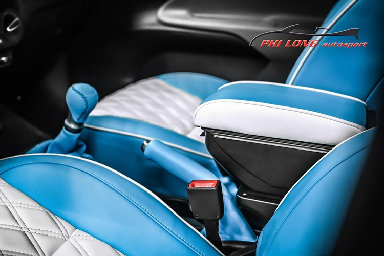 Vô lăng của xe cũng được bọc da màu xanh dương kết hợp với cả carbon trông rất thể thao. Chủ xe được đánh giá là người có gu thời trang nên kết hợp 2 màu sắc này cho nội thất vừa tạo sự mới lạ cũng như sang hơn xe nguyên bản. 