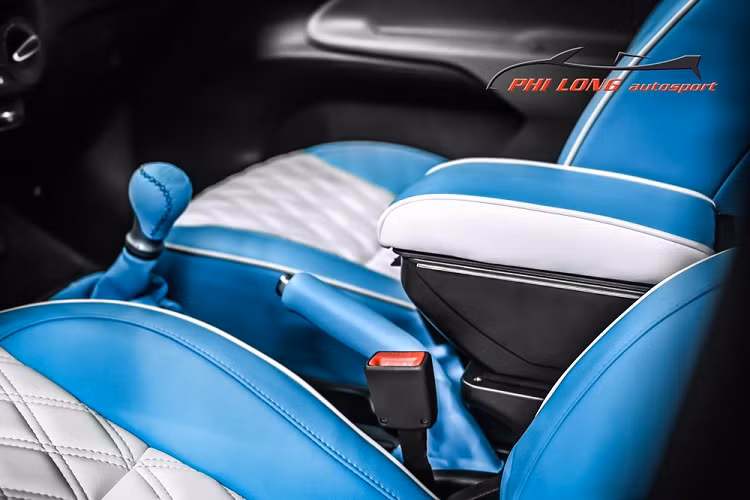 Vô lăng của xe cũng được bọc da màu xanh dương kết hợp với cả carbon trông rất thể thao. Chủ xe được đánh giá là người có gu thời trang nên kết hợp 2 màu sắc này cho nội thất vừa tạo sự mới lạ cũng như sang hơn xe nguyên bản. 