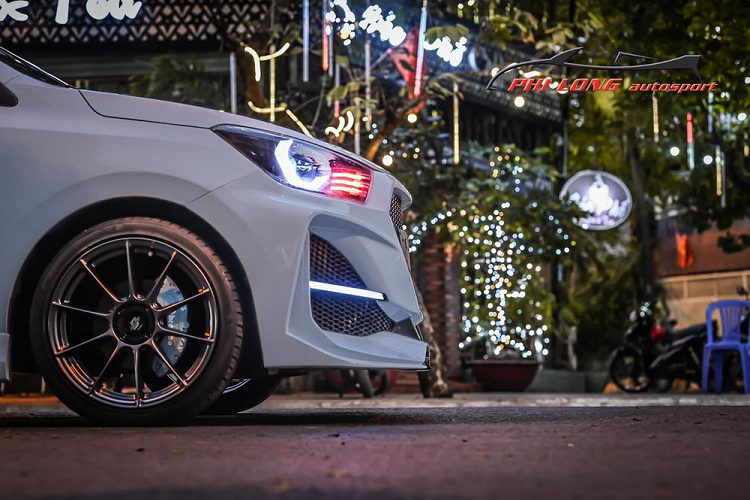 Tiếp đến Kia Soluto độ khủng này chính là việc nó được thợ Sài Gòn tạo hình cho hốc gió bên hông và giữa ấn tượng với 2 bên được mở rộng tối đa, tích hợp thêm dải đèn LED chiếu sáng ban ngày và tấm ốp mới 2 bên hông dựng đứng cũng như thêm vào đó chi tiết cánh lướt gió.