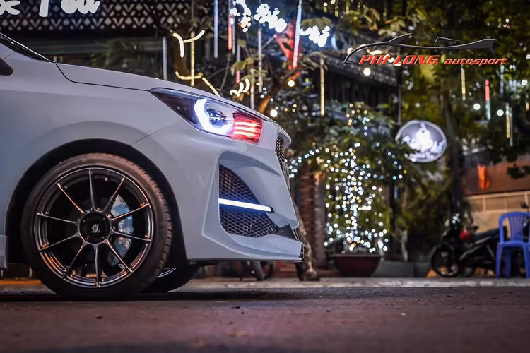 Tiếp đến Kia Soluto độ khủng này chính là việc nó được thợ Sài Gòn tạo hình cho hốc gió bên hông và giữa ấn tượng với 2 bên được mở rộng tối đa, tích hợp thêm dải đèn LED chiếu sáng ban ngày và tấm ốp mới 2 bên hông dựng đứng cũng như thêm vào đó chi tiết cánh lướt gió.