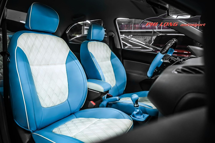 Vòng ra bên hông đuôi xe, bộ body kit mới có điểm nhấn ở các đường cắt xẻ ở nẹp sườn và ấn tượng nhất chính là dàn chân đến từ bộ mâm Project – Climax Lenso có thiết kế 10 chấu đơn được sơn màu tối cùng kẹp phanh Brembo màu xanh nhạt. Gương chiếu hậu của xe được nâng cấp thêm đèn xi-nhan LED.