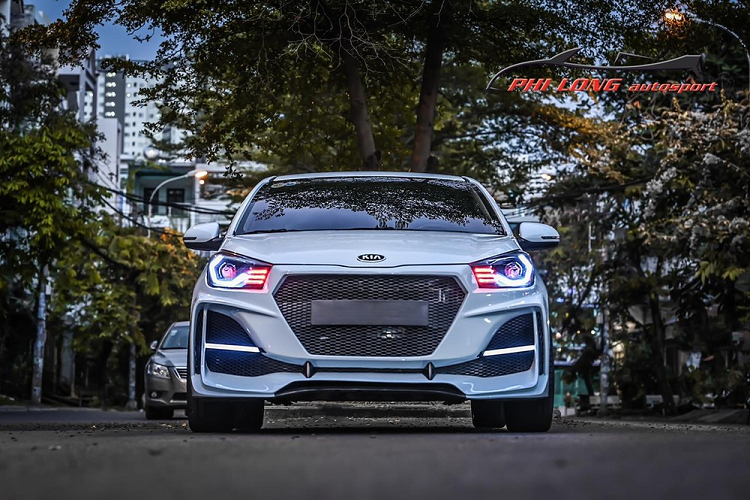 Chia sẻ về dự án này, xưởng độ xe có tiếng ở huyện Bình Chánh, TP HCM cho biết chủ nhân rất chịu chơi và có tầm nhìn nên đã quyết định lột xác chiếc xe Kia Soluto từ trong ra ngoài và còn nâng cấp thêm la-zăng độ để đồng đều ngoại hình.