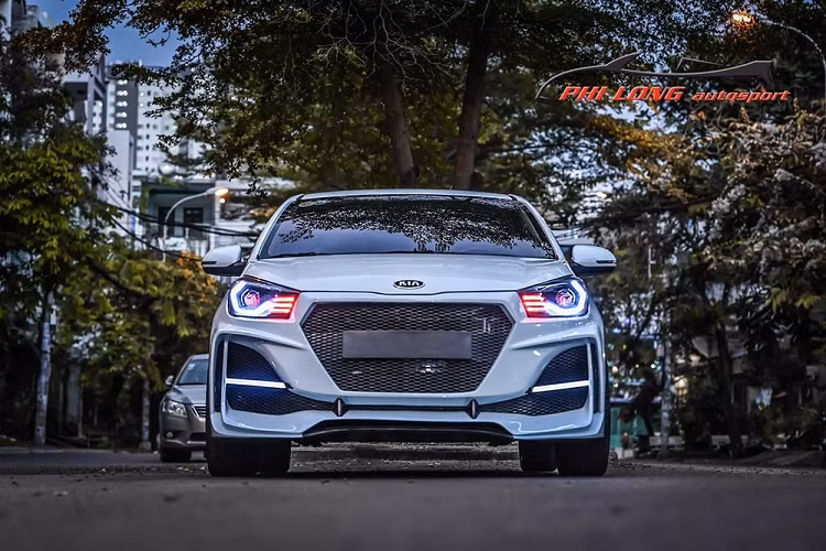 Chia sẻ về dự án này, xưởng độ xe có tiếng ở huyện Bình Chánh, TP HCM cho biết chủ nhân rất chịu chơi và có tầm nhìn nên đã quyết định lột xác chiếc xe Kia Soluto từ trong ra ngoài và còn nâng cấp thêm la-zăng độ để đồng đều ngoại hình.