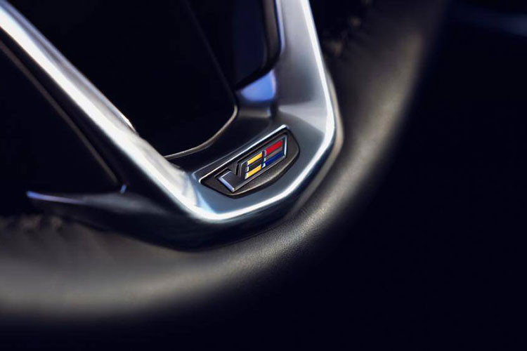 Cùng với chiếc Cadillac Escalade-V đầu tiên, người chiến thắng cũng sẽ nhận được một đôi giày thiết kế riêng bởi D'Wayne Edwards – một nhà thiết kế nổi tiếng và đồng thời cũng là hiệu trưởng PLC.