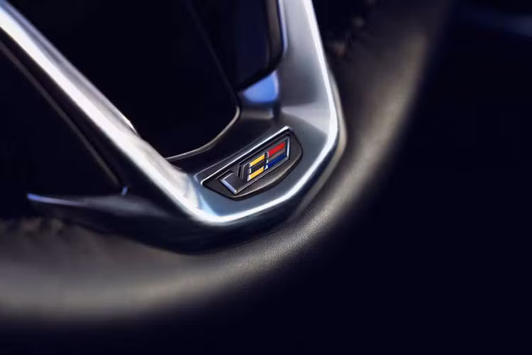 Cùng với chiếc Cadillac Escalade-V đầu tiên, người chiến thắng cũng sẽ nhận được một đôi giày thiết kế riêng bởi D'Wayne Edwards – một nhà thiết kế nổi tiếng và đồng thời cũng là hiệu trưởng PLC.