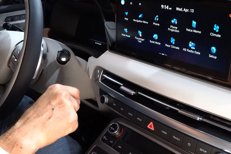 Sở dĩ Hyundai Palisade 2023 tăng chiều dài vì ảnh hưởng của thiết kế mới. Cụ thể, xe có thêm lưới tản nhiệt và cản trước mới, hệ thống đèn 2 tầng cải tiến trên đầu xe cũng như hốc gió trung tâm rộng hơn. Tiếp đến là bộ vành hợp kim 20 inch, gương chiếu hậu chống chói, cản sau, đèn phản quang và tấm ốp màu bạc mới.