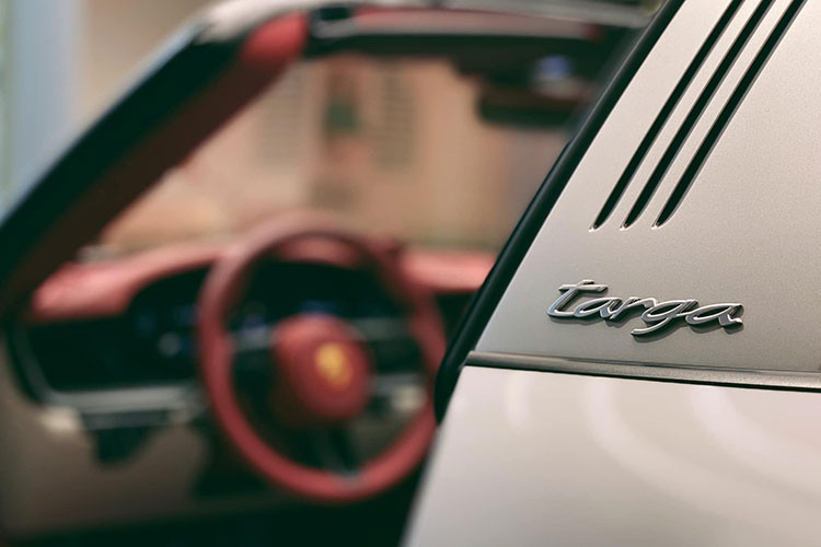 Chưa hết, xe còn sở hữu biển cặp 54 lặp đầu và cuối biển số. Số 5 đại diện cho sinh, một sự khởi sắc đầy may mắn và suôn sẻ, ngoài ra, đây còn là con số hài hòa, đứng ở vị trí trung tâm trong dãy số tự nhiên.