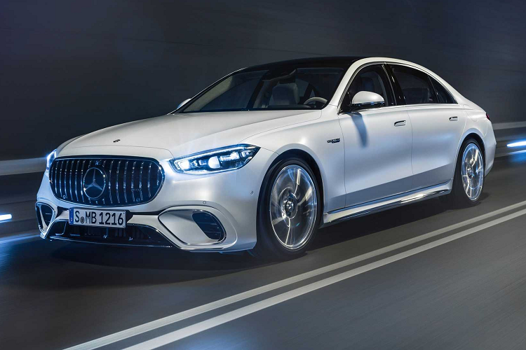 Khoang nội thất bốn chỗ ngồi cũng được AMG nâng cấp một cách tinh tế. Những chiếc ghế của xe vẫn được bọc và khâu AMG riêng cùng với logo AMG trên tựa đầu, hệ thống thông tin giải trí MBUX và cụm công cụ kỹ thuật số cũng có giao diện AMG và màn hình hiển thị theo phong cách hiệu suất độc đáo.