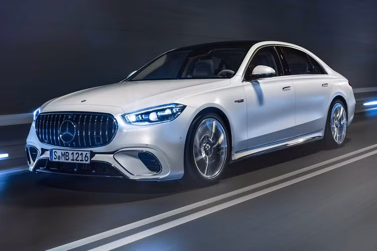 Khoang nội thất bốn chỗ ngồi cũng được AMG nâng cấp một cách tinh tế. Những chiếc ghế của xe vẫn được bọc và khâu AMG riêng cùng với logo AMG trên tựa đầu, hệ thống thông tin giải trí MBUX và cụm công cụ kỹ thuật số cũng có giao diện AMG và màn hình hiển thị theo phong cách hiệu suất độc đáo.