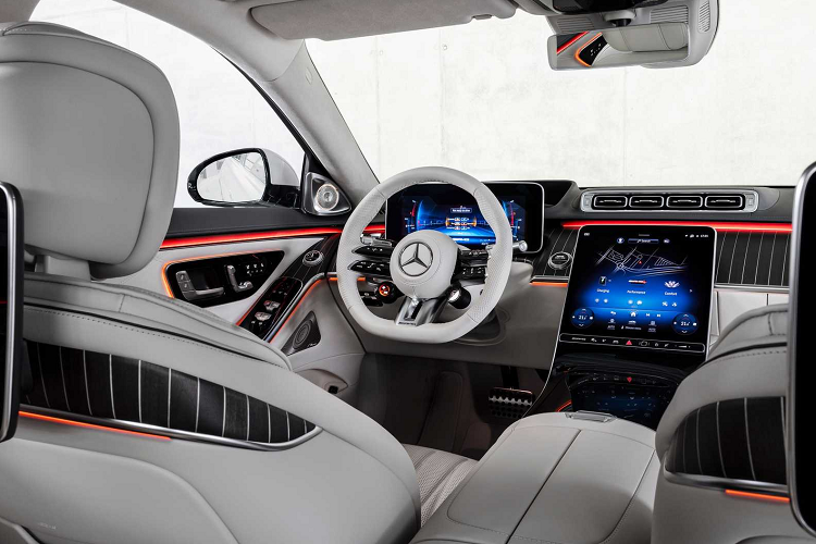 Xe cũng sở hữu khả năng kiểm soát khoảng cách chủ động và hỗ trợ đánh lái không chỉ trên đường cao tốc mà còn trên những con đường không có vạch kẻ, và hỗ trợ đánh lái chủ động để giúp người lái xe tránh những rủi ro không may gặp phải trên đường.