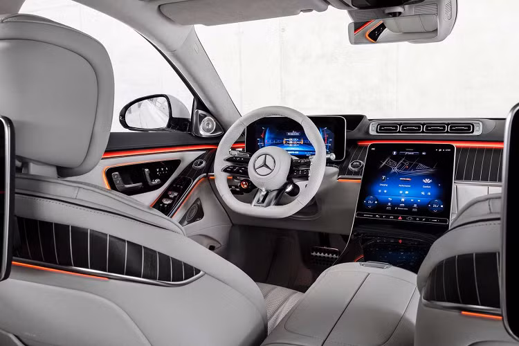 Xe cũng sở hữu khả năng kiểm soát khoảng cách chủ động và hỗ trợ đánh lái không chỉ trên đường cao tốc mà còn trên những con đường không có vạch kẻ, và hỗ trợ đánh lái chủ động để giúp người lái xe tránh những rủi ro không may gặp phải trên đường.