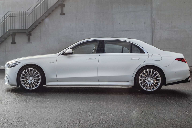 Mẫu xe được trang bị hệ thống treo khí nén với thanh chống lật cơ điện, bộ giảm chấn thích ứng, hệ thống đánh lái trục sau, phanh gốm carbon và thậm chí cả giá đỡ động cơ chủ động, tất cả đều được trang bị tiêu chuẩn.