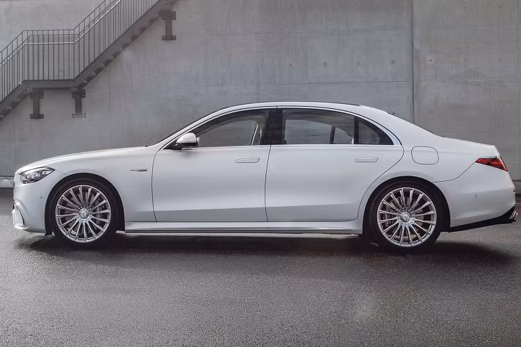 Mẫu xe được trang bị hệ thống treo khí nén với thanh chống lật cơ điện, bộ giảm chấn thích ứng, hệ thống đánh lái trục sau, phanh gốm carbon và thậm chí cả giá đỡ động cơ chủ động, tất cả đều được trang bị tiêu chuẩn.