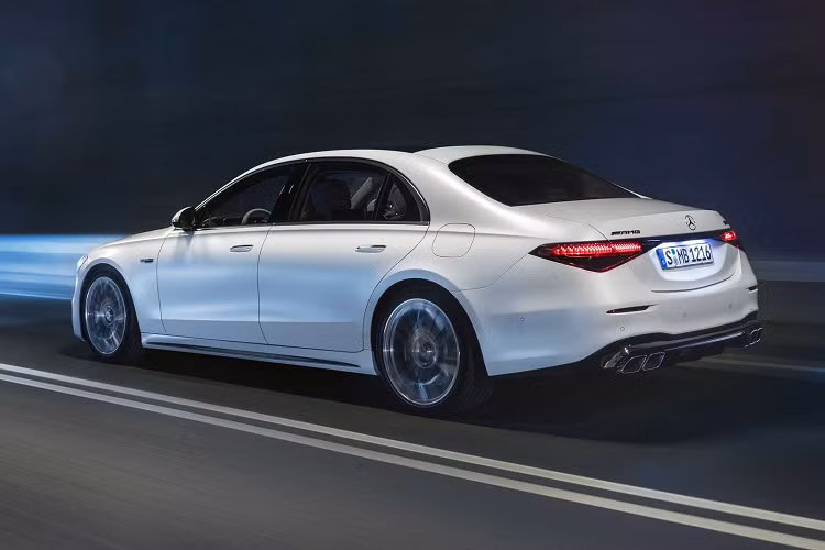 Phiên bản dẫn động 4 bánh toàn thời gian 4Matic của chiếc xe cũ có thể đạt vận tốc 100 km/h trong 3,5 giây. Tuy nhiên, phiên bản mới có thể tăng tốc từ 0 – 100 km/h chỉ trong vòng 3,3 giây. Xe được giới hạn tốc độ ở mức 250 km/h nhưng có thể được tăng lên 290 km/h khi khách hàng trang bị thêm gói AMG Driver’s Package.