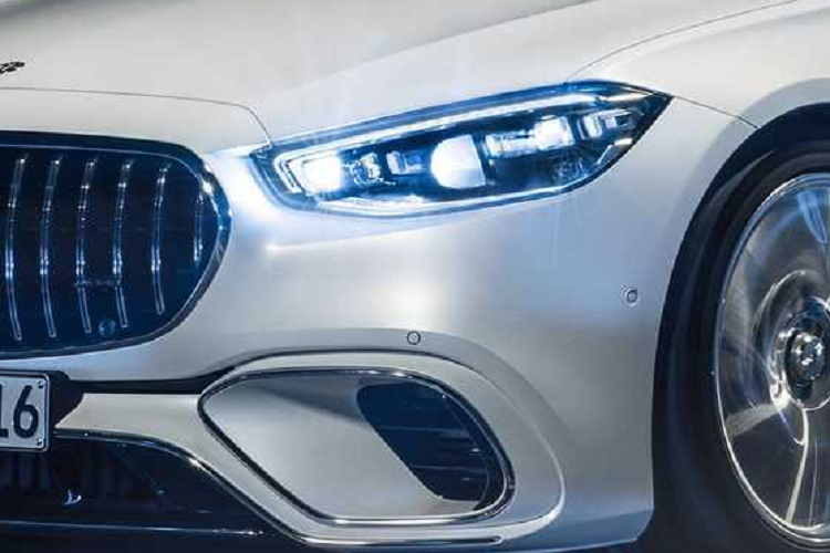 Ngoài ra xe còn được trang bị vô-lăng AMG khác biệt một cách tinh tế với các bộ điều khiển để luân chuyển giữa bốn cấp độ tái tạo phanh và bảy chế độ lái Dynamic Select.