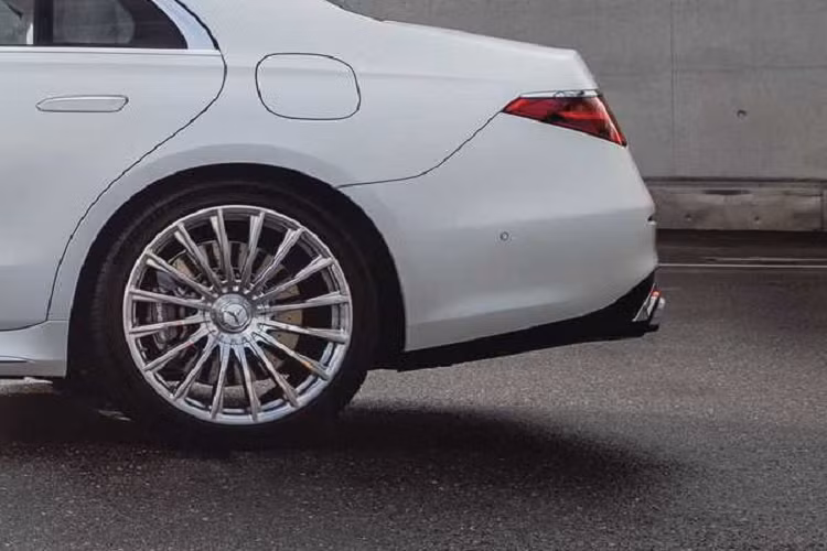 Đây chính là những trang bị hàu hết hướng tới việc hoàn thiện một chiếc xe thể thao AMG, không phải một chiếc xe sang trọng. Các tinh chỉnh trực quan khác dành riêng cho AMG bao gồm cản trước với cửa hút gió bên lớn, ống xả hình thang đặt hai bên bộ khuếch tán, bộ mâm xe hợp kim có đường kính lên tới 21 inch (20 inch là tiêu chuẩn).