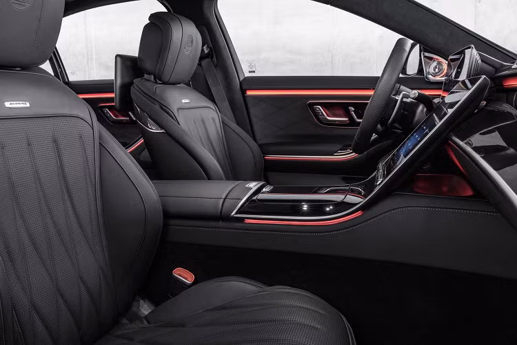 Tuy nhiên, hệ thống tự hành Drive Pilot Cấp độ 3 của Mercedes đã có sẵn để đặt hàng trên S-Class thông thường ở Đức và sẽ sớm được tung ra các khu vực khác sẽ không có sẵn trên S63.