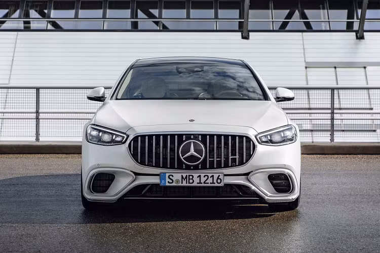 Pin gắn phía trên trục có dung lượng 13,1 kWh và giúp xe có thể vận hành thuần điện khoảng 33 km. S63 2020 có công suất 603 mã lực và mô-men xoắn 900 Nm và động cơ V8 của Mercedes-AMG S-Class 2023 tạo ra giống hệt nhau. Tuy nhiên phiên bản 2023 có thêm động cơ Hybrid, từ đây tạo ra mức tổng công suất 791 mã lực và mô-men xoắn cực đại 1.430 Nm.