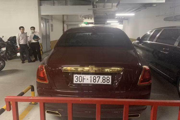 Đơn vị chịu trách nhiệm chính trong việc đấu giá xe Rolls-Royce Ghost dát vàng cho biết giá khởi điểm sẽ là 10 tỷ đồng, bước giá là 50 triệu đồng và người muốn đấu giá ngoài việc mua hồ sơ 500.000 đồng còn phải cọc số tiền 2 tỷ đồng. Thời gian xem xe là ngày 20 và 21/10/2022 tại một showroom kinh doanh xe sang ở Hà Nội.