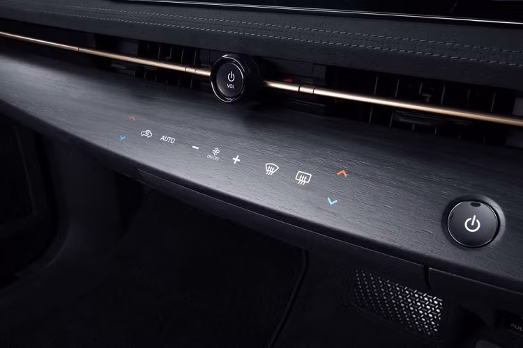 Trong quá trình thử nghiệm, các kỹ sư từ Nhóm đánh giá an toàn của Nissan đo lực tác động lên thân xe và các thành phần cấu trúc, cũng như tác động của lực tác động lên người lái và hành khách thông qua các hình mô phỏng có nhiều kích thước khác nhau và các kiểu thân xe được trang bị nhiều cảm biến.