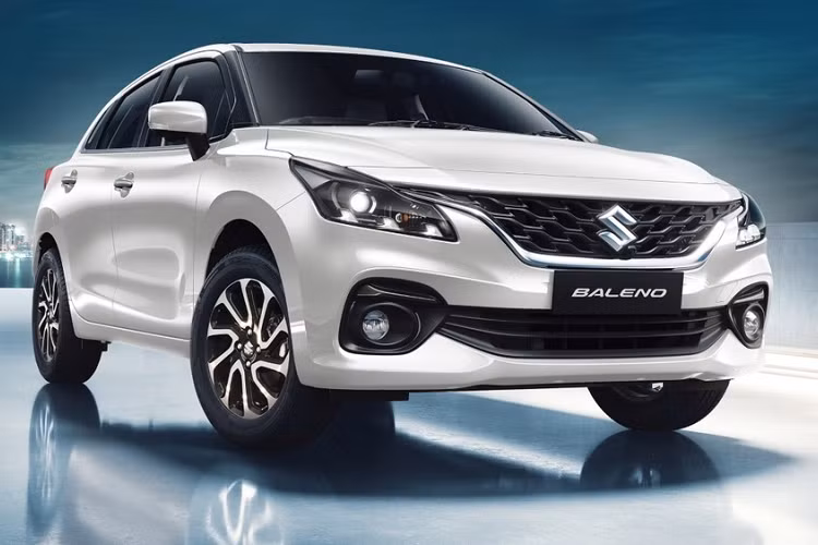 Nằm hai bên lưới tản nhiệt là cụm đèn pha mới với thiết kế không giống Suzuki Baleno 2022. Cụm đèn pha này tích hợp dải đèn LED định vị ban ngày nằm thấp. Ngoài ra, Toyota Glanza 2022 còn có hốc gió trung tâm lớn hơn trước, được bao quanh bằng viền màu đen kéo dài lên trên. Trong khi đó, hốc đèn sương mù trước đi kèm viền mạ crôm mới.