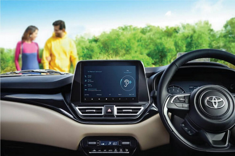 Bên trong Toyota Glanza 2022 là không gian nội thất không khác gì Suzuki Baleno mới. Xe cũng được trang bị mặt táp-lô với thiết kế 3 tầng hoàn toàn mới.