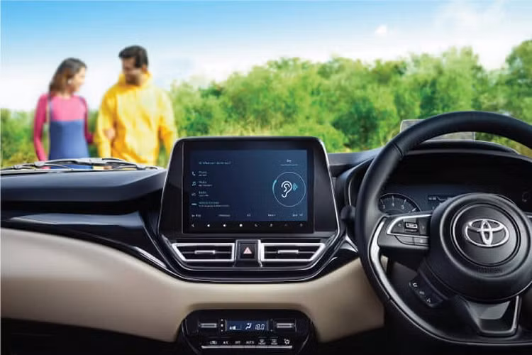 Bên trong Toyota Glanza 2022 là không gian nội thất không khác gì Suzuki Baleno mới. Xe cũng được trang bị mặt táp-lô với thiết kế 3 tầng hoàn toàn mới.