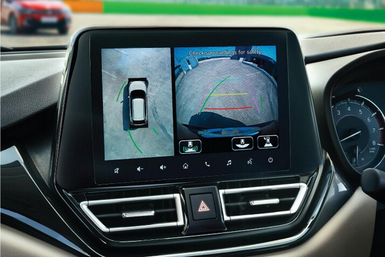 Sức mạnh được truyền tới cầu trước thông qua hộp số sàn 5 cấp hoặc hộp số tự động AGS 5 cấp mới, thay cho loại CVT cũ.