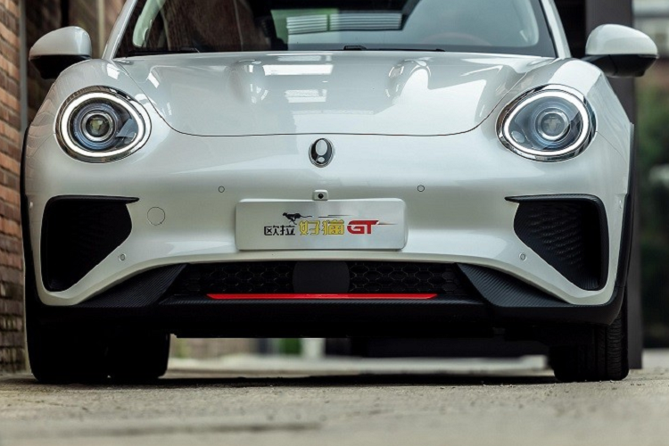 Tiếp đến là cản sau với bộ khuếch tán gió giả, cánh gió mui mới và bộ vành hợp kim 5 chấu kép sơn màu xám khác biệt. Bộ vành này có đường kính 18 inch, lớn hơn bản thường, và lấy cảm hứng thiết kế từ "móng vuốt của mèo". Chưa hết, ORA Good Cat GT 2022 còn có những điểm nhấn màu đỏ ở hốc gió trung tâm, vành la-zăng và bộ khuếch tán gió giả.