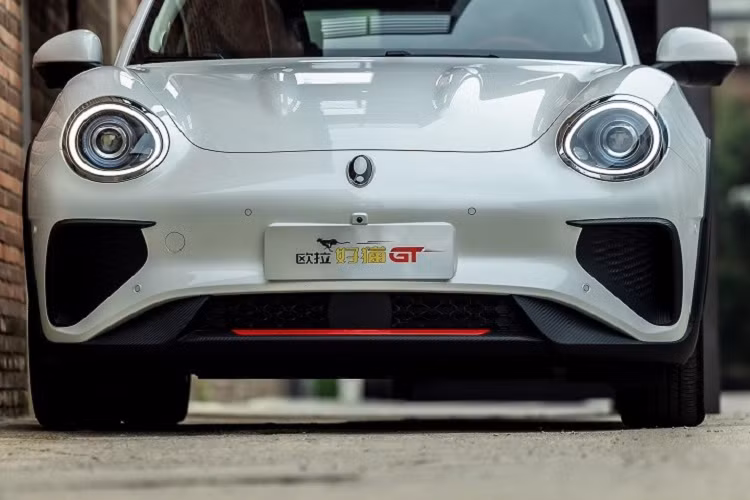 Tiếp đến là cản sau với bộ khuếch tán gió giả, cánh gió mui mới và bộ vành hợp kim 5 chấu kép sơn màu xám khác biệt. Bộ vành này có đường kính 18 inch, lớn hơn bản thường, và lấy cảm hứng thiết kế từ "móng vuốt của mèo". Chưa hết, ORA Good Cat GT 2022 còn có những điểm nhấn màu đỏ ở hốc gió trung tâm, vành la-zăng và bộ khuếch tán gió giả.