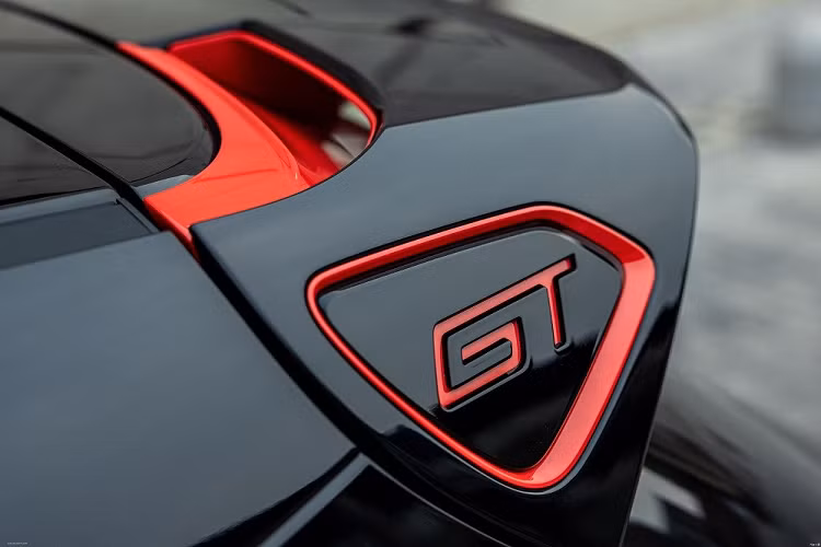 Bên trong ORA Good Cat GT 2022 xuất hiện không gian nội thất nhấn mạnh vào sự thể thao với cách phối màu đen - đỏ tương phản. Ghế của xe được bọc bằng chất liệu da lộn và trang trí bằng những điểm nhấn màu đỏ. Trên tựa đầu ghế còn có logo "GT" thêu màu đỏ nổi bật.