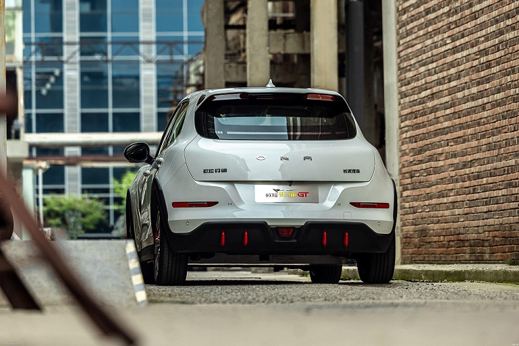 Với cụm pin lithium-ion 59,1 kWh, ORA Good Cat GT 2022 có thể chạy được quãng đường 480 km sau khi sạc đầy pin. Hệ thống sạc nhanh cho phép tăng dung lượng pin từ 30% lên 80% chỉ trong khoảng 30 phút. Hiện giá xe ORA Good Cat GT 2022 tại thị trường Thái Lan vẫn chưa được công bố. Trong khi đó, phiên bản thường có giá dao động từ 989.000 - 1.199.000 Baht (khoảng 674 - 818 triệu đồng).