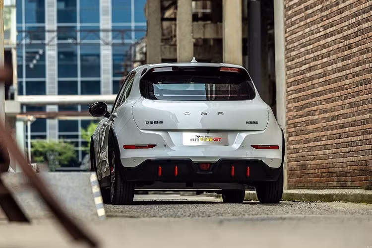 Với cụm pin lithium-ion 59,1 kWh, ORA Good Cat GT 2022 có thể chạy được quãng đường 480 km sau khi sạc đầy pin. Hệ thống sạc nhanh cho phép tăng dung lượng pin từ 30% lên 80% chỉ trong khoảng 30 phút. Hiện giá xe ORA Good Cat GT 2022 tại thị trường Thái Lan vẫn chưa được công bố. Trong khi đó, phiên bản thường có giá dao động từ 989.000 - 1.199.000 Baht (khoảng 674 - 818 triệu đồng).