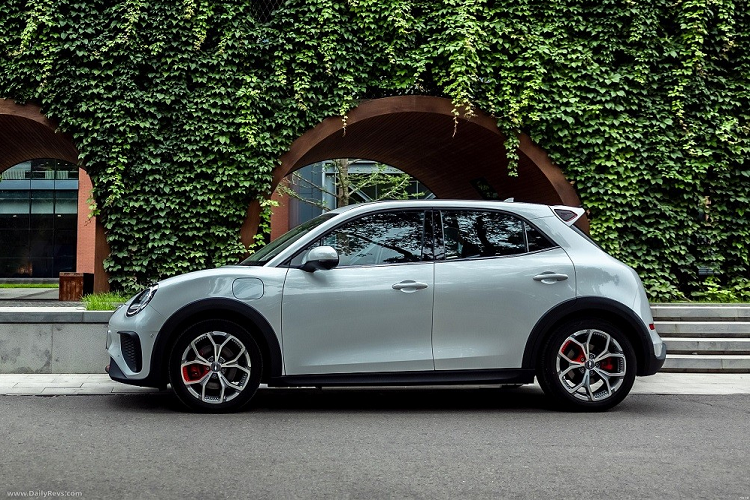 Không chỉ có thiết kế thể thao hơn, ORA Good Cat GT 2022 còn có hệ truyền động mạnh mẽ hơn bản thường. Theo đó, xe được trang bị mô-tơ điện có công suất tối đa 171 mã lực, tăng 29 mã lực. Nhờ đó, xe có thể tăng tốc từ 0-100 km/h trong thời gian 6,9 giây và đạt vận tốc tối đa 160 km/h.