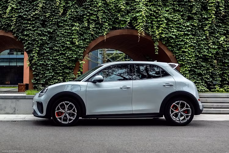 Không chỉ có thiết kế thể thao hơn, ORA Good Cat GT 2022 còn có hệ truyền động mạnh mẽ hơn bản thường. Theo đó, xe được trang bị mô-tơ điện có công suất tối đa 171 mã lực, tăng 29 mã lực. Nhờ đó, xe có thể tăng tốc từ 0-100 km/h trong thời gian 6,9 giây và đạt vận tốc tối đa 160 km/h.