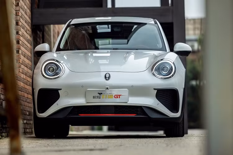 So với bản thường, ORA Good Cat GT 2022 chạy điện đương nhiên sở hữu thiết kế ngoại thất hầm hố hơn. Xe được trang bị cản trước mới với khe gió giả cỡ lớn ở hai góc. Ngay cả thiết kế của hốc gió trung tâm trên ORA Good Cat GT 2022 cũng thay đổi theo phong cách thể thao hơn.