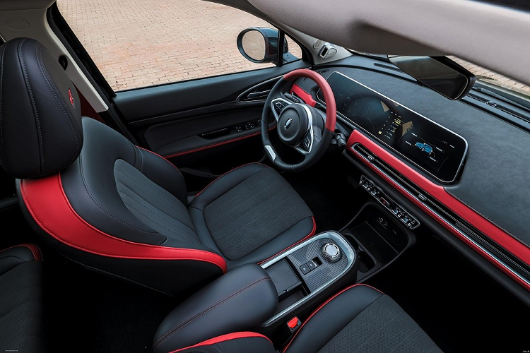 Ngoài ra, ORA Good Cat GT 2022 sẽ có những trang bị như cảm biến đá cốp, ghế mát-xa, dây đai an toàn màu đỏ, màn hình thông tin giải trí dạng cảm ứng 10 inch, tích hợp hệ thống định vị, màn hình đa thông tin 7 inch trong bảng đồng hồ, hệ thống dự báo thời tiết trực tuyến, tính năng ra lệnh bằng giọng nói và cập nhật phần mềm qua WiFi.