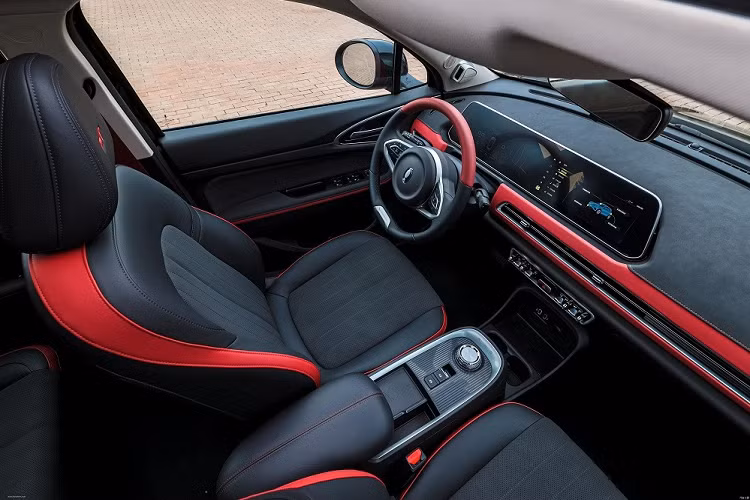 Ngoài ra, ORA Good Cat GT 2022 sẽ có những trang bị như cảm biến đá cốp, ghế mát-xa, dây đai an toàn màu đỏ, màn hình thông tin giải trí dạng cảm ứng 10 inch, tích hợp hệ thống định vị, màn hình đa thông tin 7 inch trong bảng đồng hồ, hệ thống dự báo thời tiết trực tuyến, tính năng ra lệnh bằng giọng nói và cập nhật phần mềm qua WiFi.