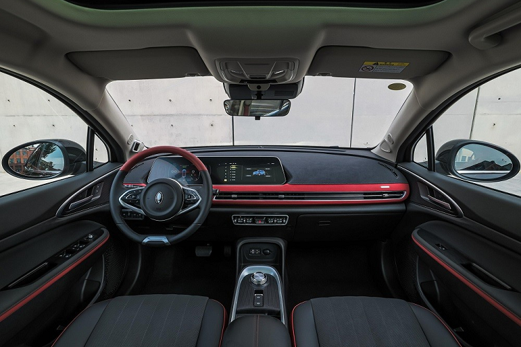 Chưa hết, ORA Good Cat GT 2022 còn đi kèm với ứng dụng trên điện thoại thông minh. Ứng dụng này cho phép người lái bật/tắt điều hòa từ xa và điều khiển xe tiến lên/lùi xuống từ xa để xoay xở trong những bãi đỗ chật hẹp.